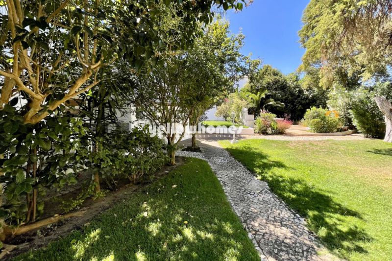 Encantador T2 no primeiro andar com piscina e jardim em Quarteira